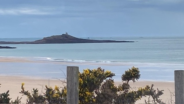 Îlot surmonté d’une petite tour, vu depuis la côte
